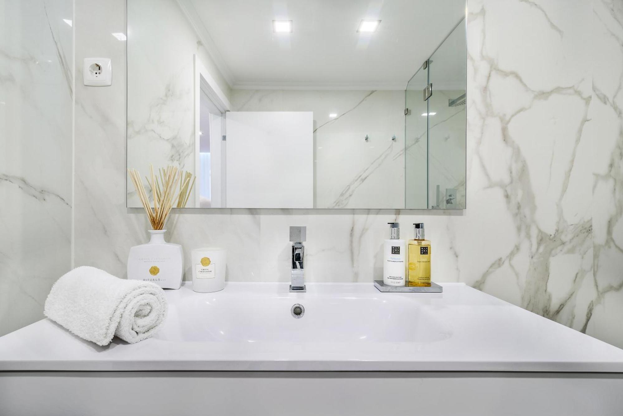 Whome City Chic Escape: Your Stylish Haven In Downtown Lisbon Bagian luar foto